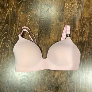 NWT Victoria’s Secret t-shirt lightly lined wireless bra